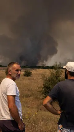 ljudi gledaju pozar u deliblatskoj pescari