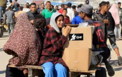 kamioni sa humanitarnom pomoći, humanitarna pomoć za Gazu, glad u gazi, ljudi u gazi nose pomoć