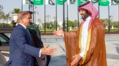 পাকিস্তানের প্রধানমন্ত্রী শাহবাজ শরিফ ও সৌদি আরবের ক্রাউন প্রিন্স মোহাম্মদ বিন সালমান একে অপরের দিকে হাত বাড়িয়ে আলিঙ্গনের ভঙ্গীতে এগিয়ে যাচ্ছেন