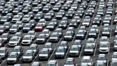 Dezenas de carros em pátio