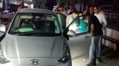 যে গাড়ি থেকে দেহ উদ্ধার করা হয়েছে সেটি পরীক্ষা করে দেখছে পুলিশ ও বিশেষজ্ঞের দল