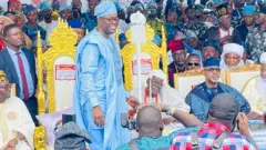 Gómìnà Seyi Mkainde gbé ọ̀pá àṣẹ lé Olubadan tuntun lọ́wọ́