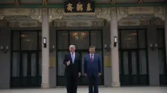 習近平和特朗普在中南海春藕齋前合影