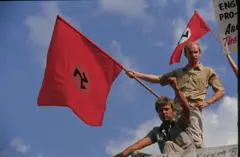 Supremacistas sul-africanos protestando contra a libertação de Nelson Mandela em 1990.