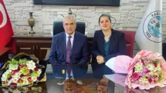 Kağızman Eş Belediye Başkanları Mehmet Alkan ve Güner Hatay makamda oturuyor