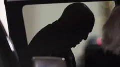 Aworan ọkunrin to dori kodo ninu ọkọ