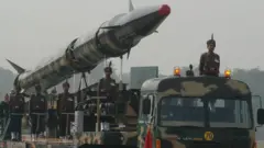 Míssil Agni montado em um caminhão militar