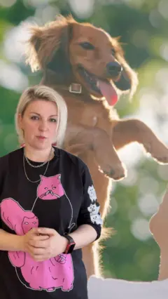 prezenterka i iza pozadina srecan pas