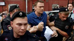 2013'teki bir gösteride gözaltına alınan Navalni.