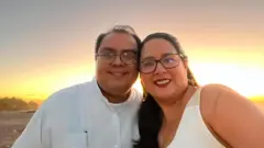 Louis Benavides y Ruth López al atardecer, El Salvador, el 12 de febrero de 2022.