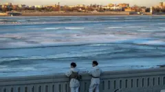 Soldados do Exército de Libertação Popular da China montam guarda às margens do rio Amur, em Heihe, na província chinesa de Heilongjiang, em frente à cidade russa de Blagoveshchensk