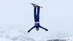 Фристайлістка Анастасія Андріанова з команди індивідуальних нейтральних спортсменів під час тренування з акробатичних стрибків