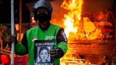 아판 쿠르니아완의 사진을 든 시위대의 모습