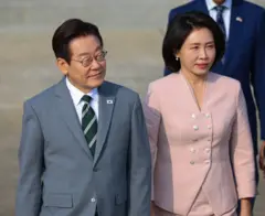 이재명 한국 대통령과 김혜경 여사가 말레이시아 아세안 정상회의 참석을 위해 출국하고 있다. 