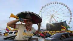 Apoiadora do candidato presidencial colombiano do movimento Defensores da Pátria, Abelardo de la Espriella, comemora após os resultados preliminares do segundo turno das eleições presidenciais no monumento Ventana al Mundo, em Barranquilla, Colômbia.