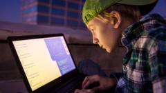 "Quiero utilizar mis habilidades cibernéticas para el bien": cómo la policía de Reino Unido busca rehabilitar a hackers adolescentes