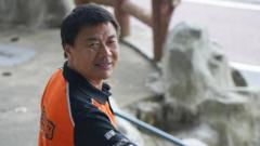 "Garabateaba" versos entre entrega y entrega: el repartidor de comida de 56 años que ganó uno de los mayores premios literarios de China