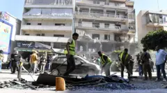Lübnan'ın başkenti Beyrut'un Dahiye mahallesine 14 Haziran'da İsrail'in hava saldırısı ardından güvenlik güçleri ve acil müdahale ekipleri enkaza müdahale ediyor