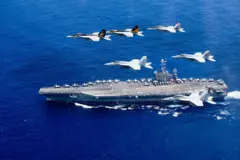Una formación de aviones sobre un portaaviones de la clase Nimitz.