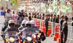 Lula e a primeira-dama Janja da Silva chegando à Esplanada em carro aberto durante desfile do 7 de Setembro, em Brasília