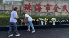 دو زن در حال گل گذاشتن پای دیوار