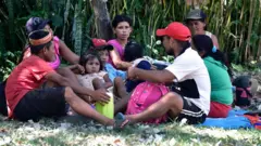 Campesinos de diversas partes del país descansan tras llegar a la capital en vísperas de la marcha campesina anual organizada por la Federación Nacional Campesina (FNC) en Asunción, el 20 de marzo de 2024.