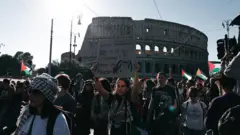 В Риме, по оценкам полиции, четверть миллиона человек прошли маршем мимо Колизея