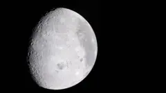 في هذه الصورة التي نشرتها ناسا، التقط طاقم مهمة أرتميس 2، خلال المناوبة الأولى من فترة رصد التحليق حول القمر، صورة تُظهر أكثر من ثلثي القمر، وتبرز تفاصيل على الجانب القريب من سطحه، من بينها حوض أورينتال، وهو فوهة اصطدامية يبلغ عرضها نحو 600 ميل، وتقع على الحدود بين الجانبين القريب والبعيد من القمر.