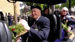 Ветеран Второй мировой войны с букетом цветов