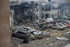 Vários carros no meio de um ataque russo na Ucrânia