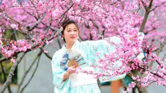 Shandong eyaletinde baharda kimono içinde poz veren bir Çinli kadın. 
