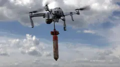 Drone militar ucraniano no ar, carregando uma bomba
