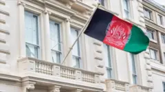 ساختمان سفارت افغانستان روبروی هاید پارک لندن که یک قرن پیش توسط شاه امان‌الله خریداری شده است