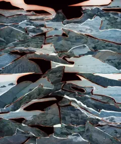 Un collage construido a partir de fragmentos de fotografías de paisajes para crear una imagen abstracta.