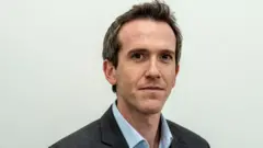 Корреспондент Би-би-си Марк Лоуэн 