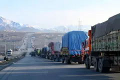 پر سړکونو کمزوری څار، پر سړکو د لیک نښو کموالی یا نشتوالی او د موټر چلوونکو ناسمه روزنه د ترافیکي پېښو لوی لاملونه بلل کېږي. ارشیف تصویر