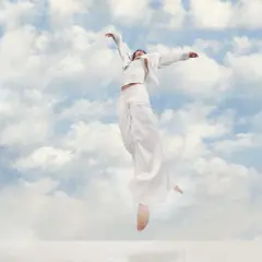 Ilustração de uma pessoa dançando nas nuvens