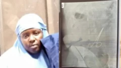 Obinrin naa ati aworan sisọọsi ninu rẹ