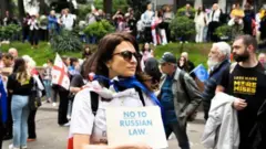 مخالفان «قانون عوامل خارجی» آن را مشابه قانونی در روسیه می‌خوانند که به گفته آنها به دنبال ایجاد محدودیت علیه مخالفان است