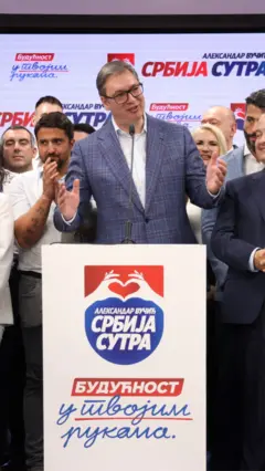 Predsednik Srbije Aleksandar Vučić govori na bini u sedištu Srpske napredne stranke 2. juna 2024.