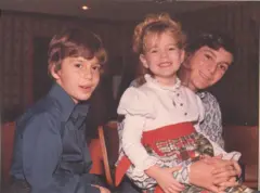 Val com dois dos seus irmãos, quando crianças