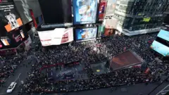 Manifestantes reunidos na Times Square, área turística da cidade de Nova York