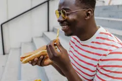 Homme noir qui mange