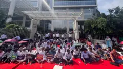 ঢাকায় এনবিআর অফিসের সামনে কর্মকর্তা-কর্মচারীদের বিক্ষোভ