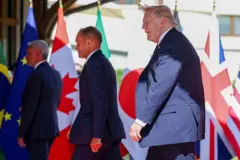 O presidente dos EUA, Donald Trump (à direita), chegando no hotel onde acontece a cúpula do G7 em Évian-les-Bains