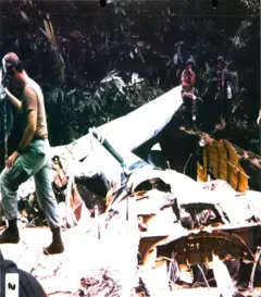 Destroços do avião da Alas Chiricanas espalhados pelo morro Santa Rita, no Panamá, após a explosão da aeronave em pleno voo, em 19 de julho de 1994