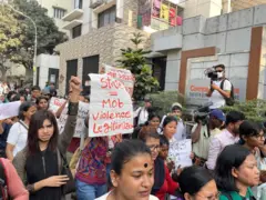 ঘটনাস্থলে বিক্ষোভের দৃশ্য