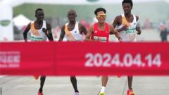 ハーフマラソンのゴールに先頭で入る中国の何傑選手と、そのすぐ後ろに続くケニアの3選手続いた