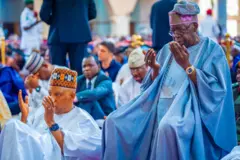 Tinubu da Shettima sun ɗaga hannayensu sama suna addu'a a masallaci