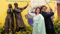 शाहरुख खान र काजोल आफ्नो प्रतिमा अगाडि